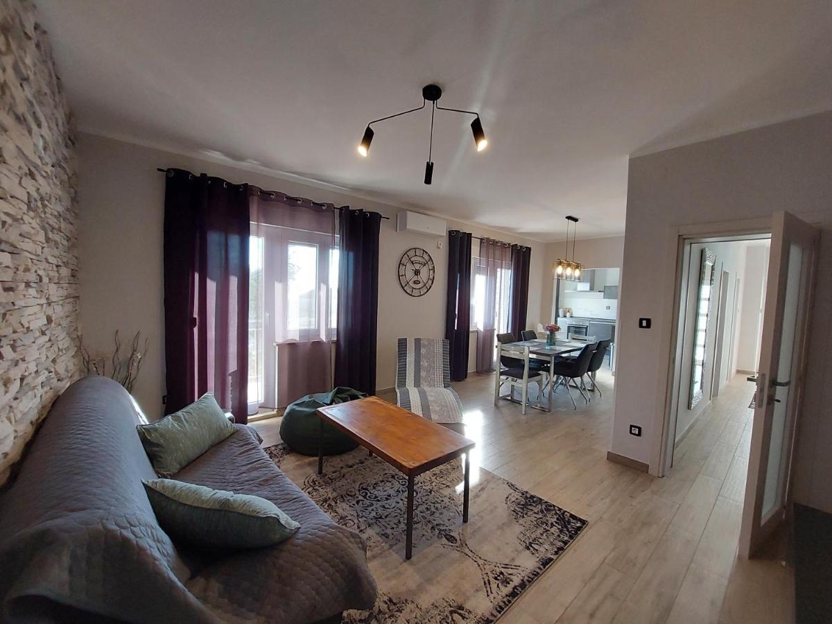 Family Apartment Cathy Galižana Buitenkant foto