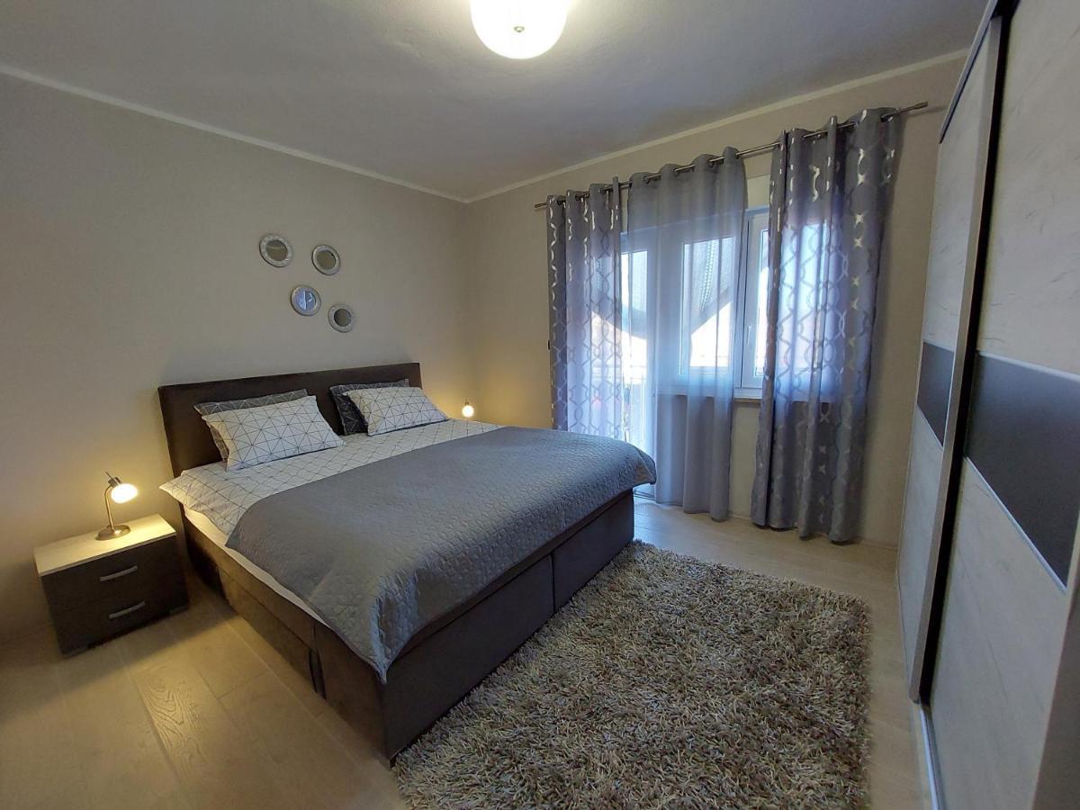 Family Apartment Cathy Galižana Buitenkant foto